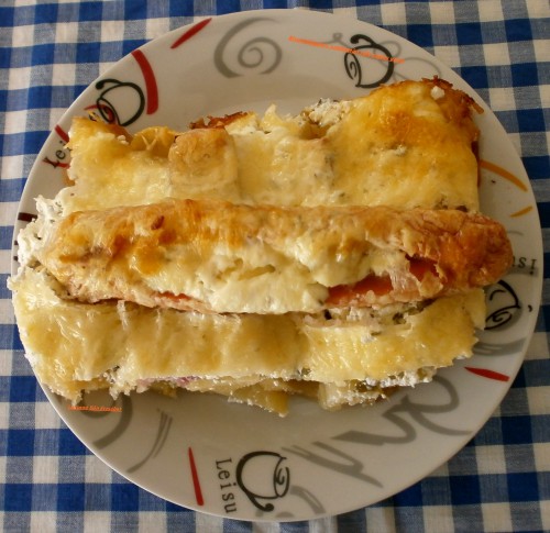 Krumpliáfgyon, szalonnán sült sajtos virsli tányéron